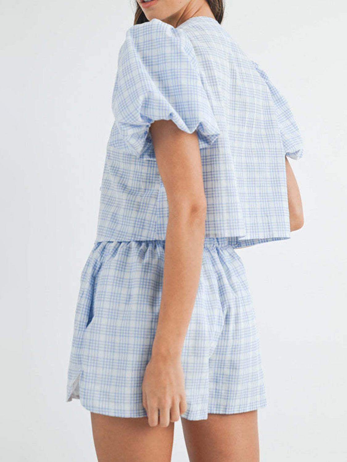 Ensemble haut à manches bouffantes et short à col en V