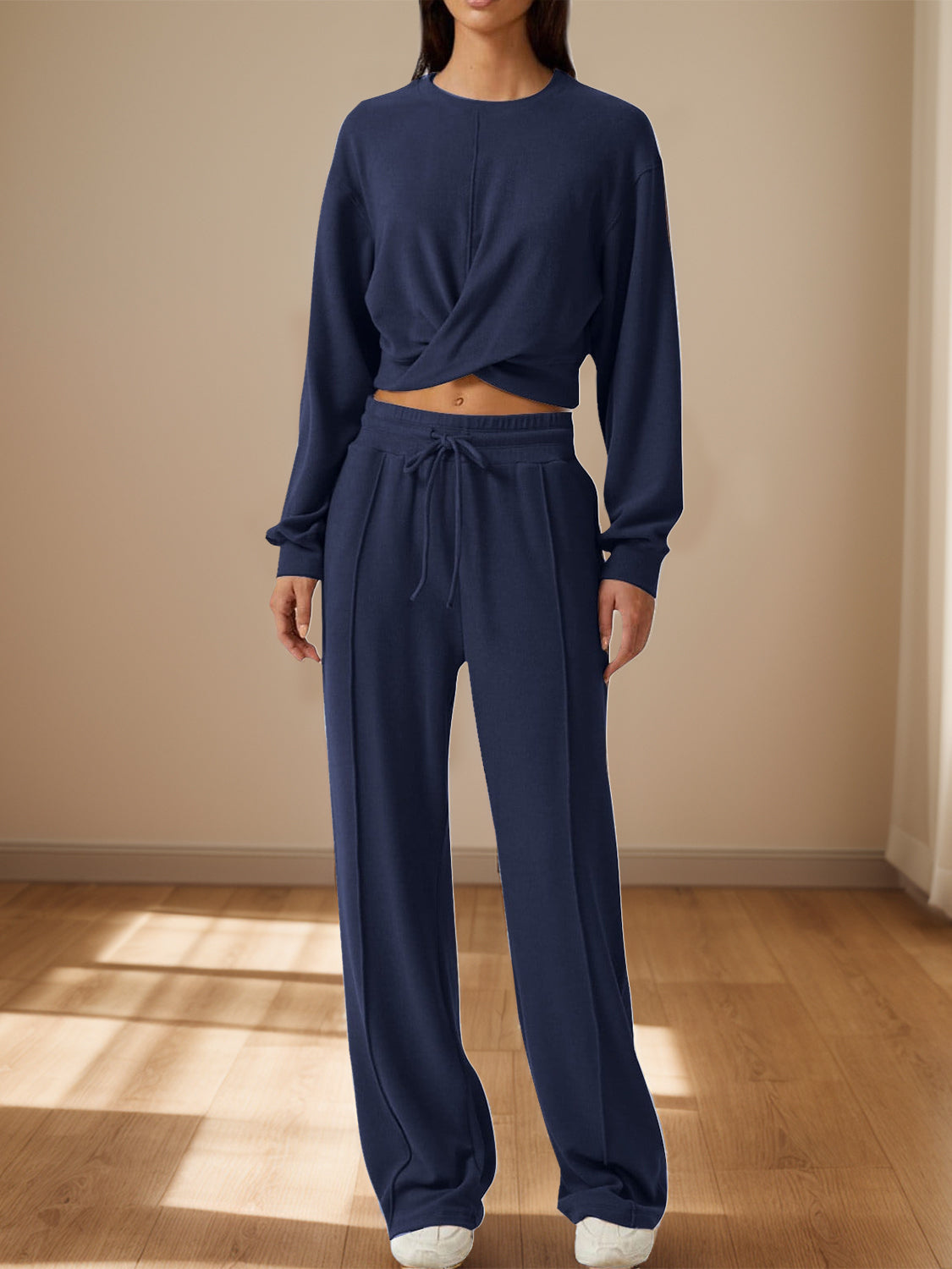 Ensemble haut à col rond croisé et pantalon à cordon de serrage