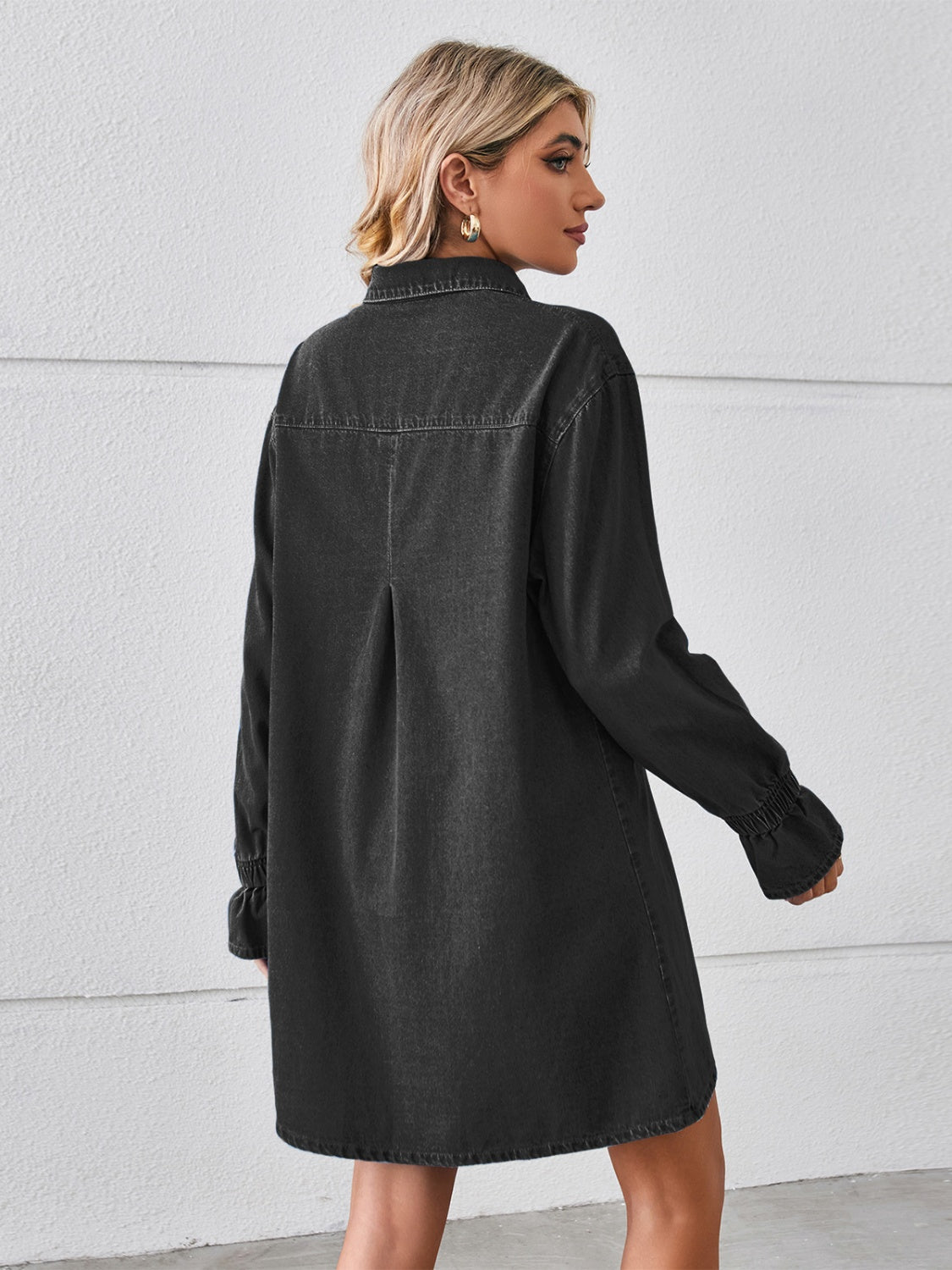 Mini-robe en jean à poches et épaules tombantes