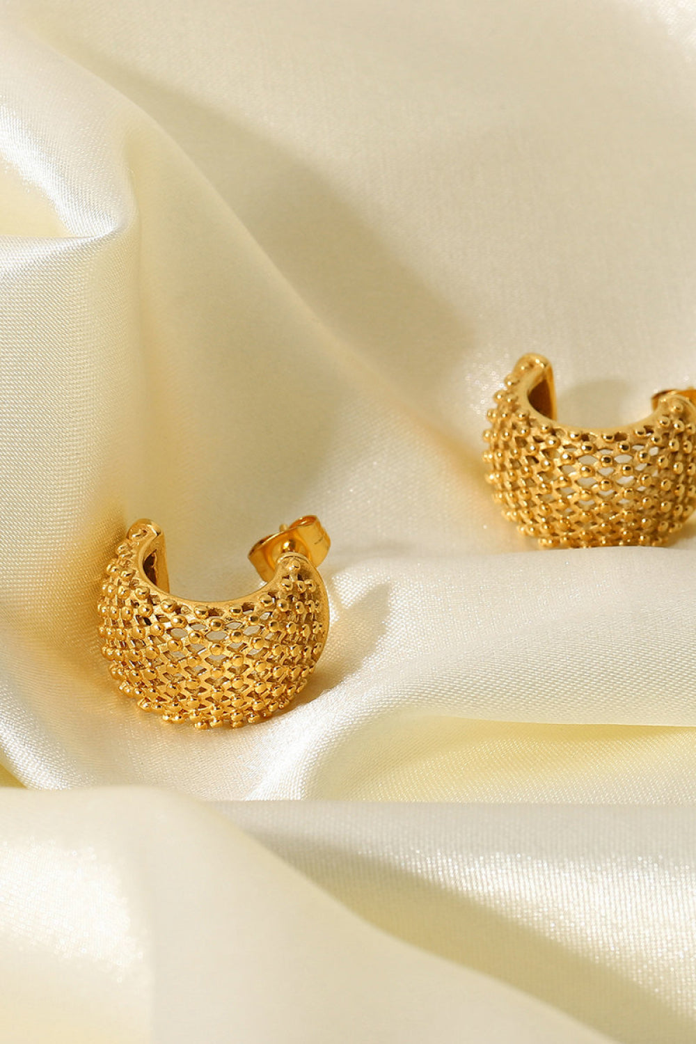 Boucles d'oreilles demi-créoles en maille