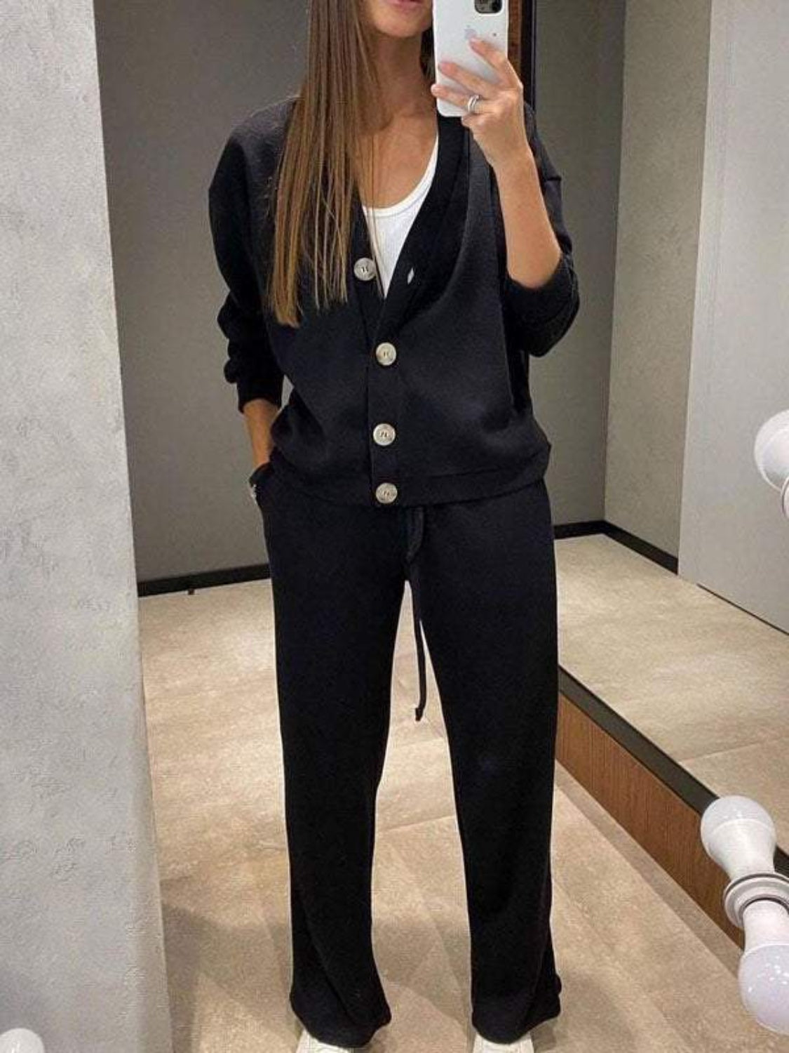 Ensemble haut à manches longues et pantalon boutonnés pleine grandeur