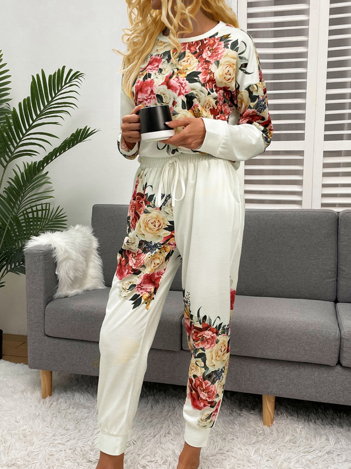 Ensemble de détente haut et pantalon à col rond imprimé brillant