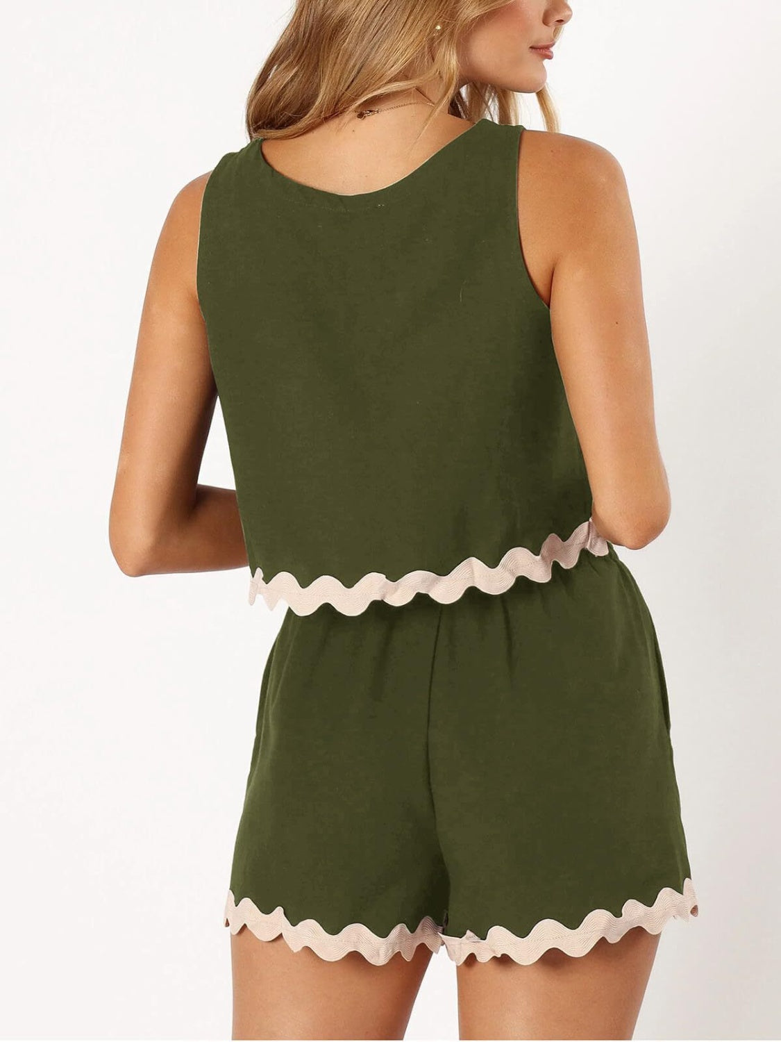 Ensemble haut et short à col rond et bordure contrastée
