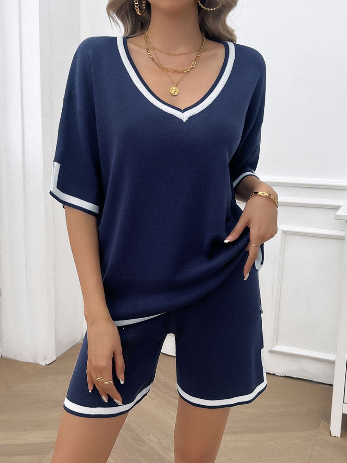 Ensemble haut et short à col en V et bordure contrastée