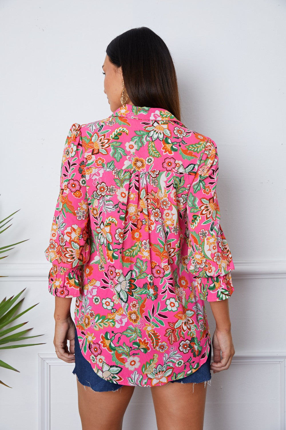 Chemise boutonnée à fleurs et manches à volants
