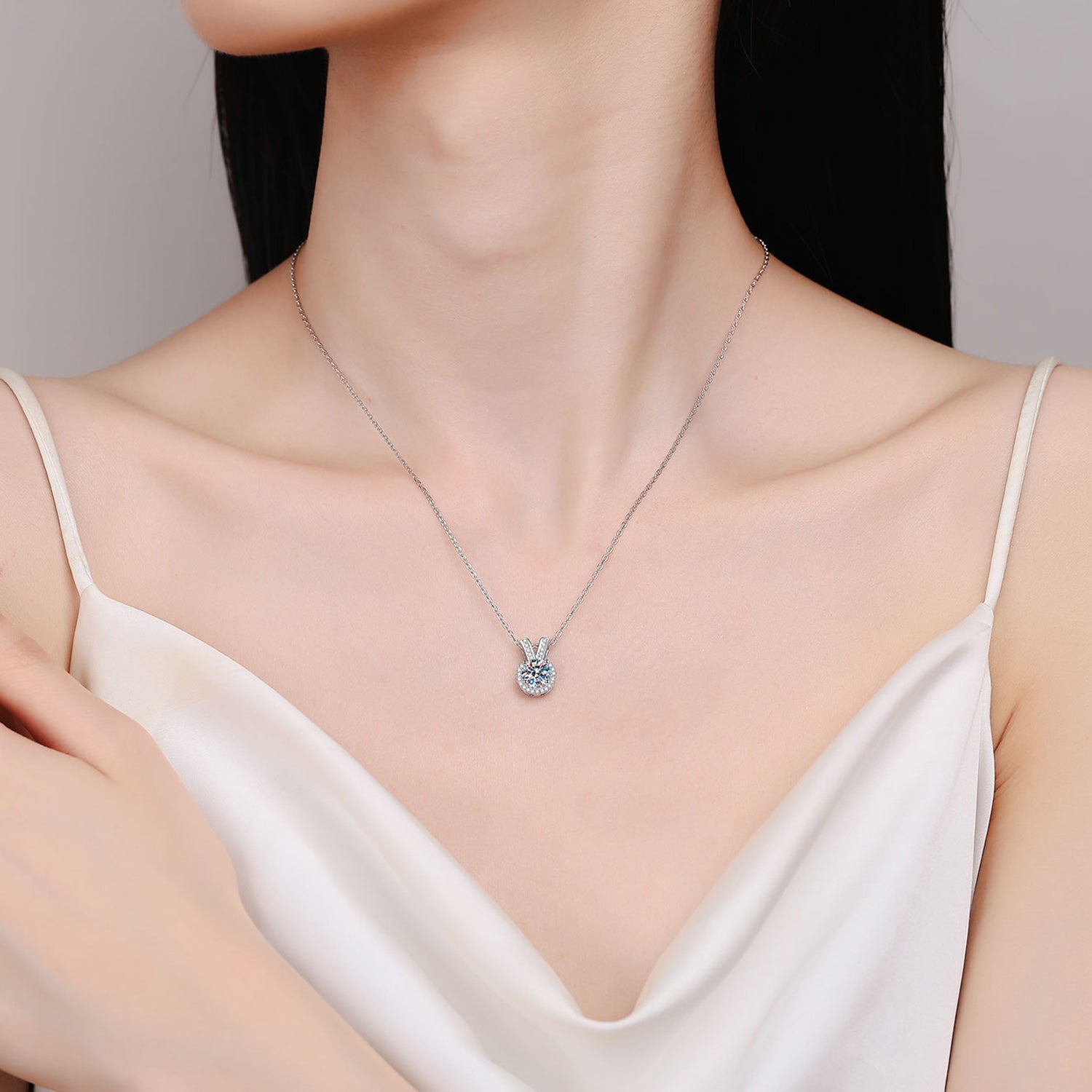Collier avec pendentif en forme d'oreilles de lapin en moissanite de 1 carat
