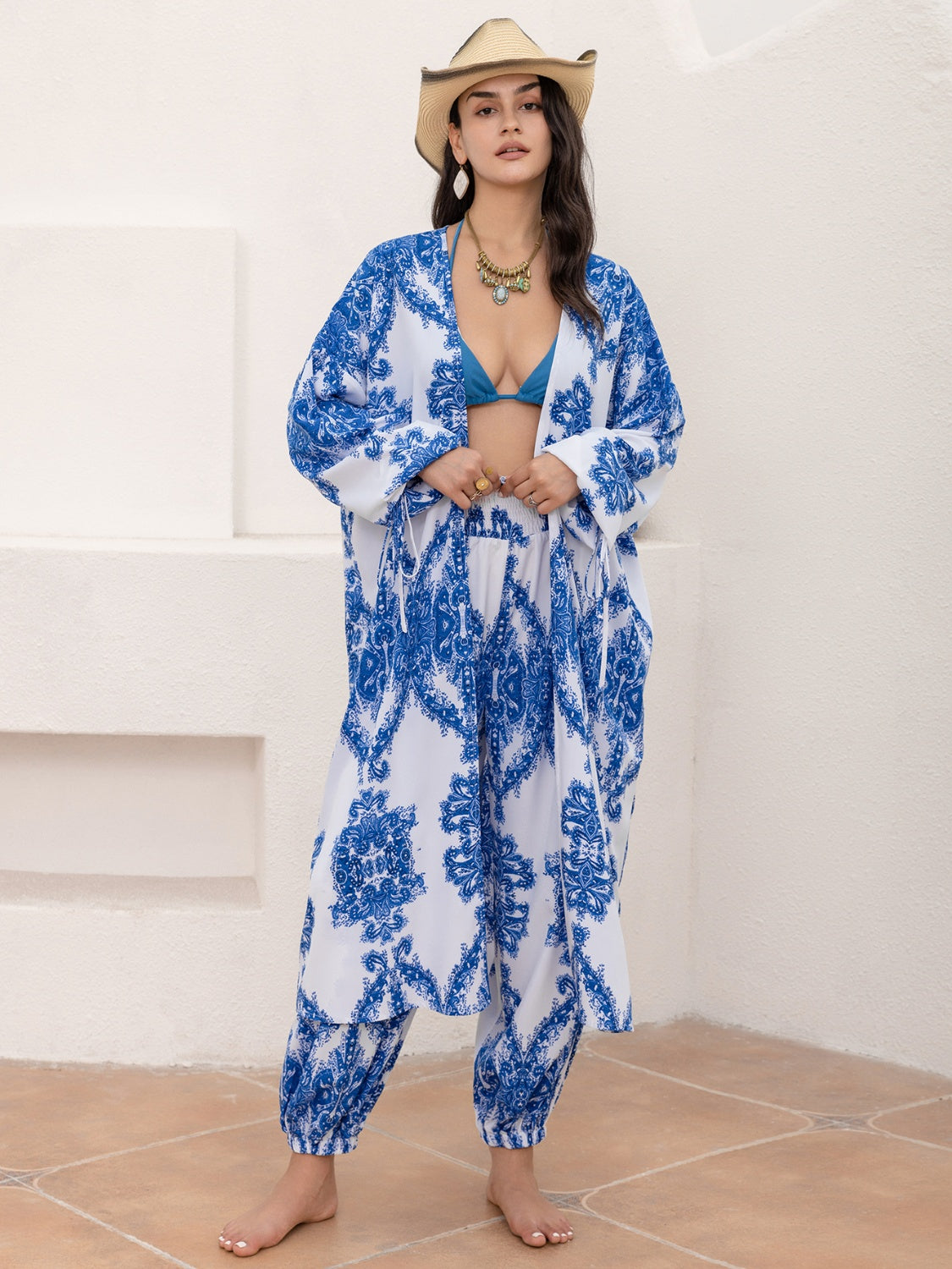 Ensemble haut et pantalon imprimé ouvert sur le devant