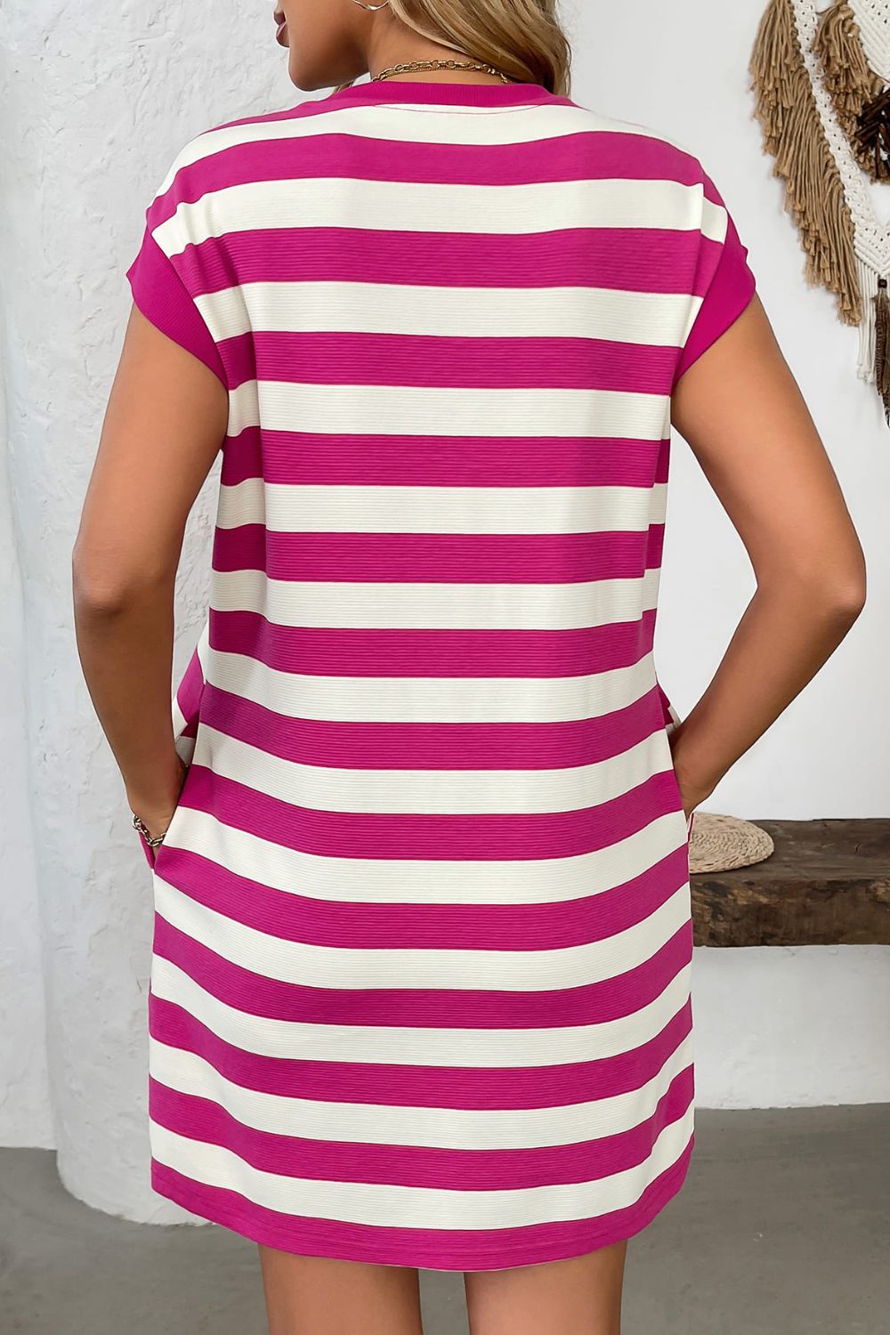 Mini-robe à rayures contrastées, col rond et manches courtes