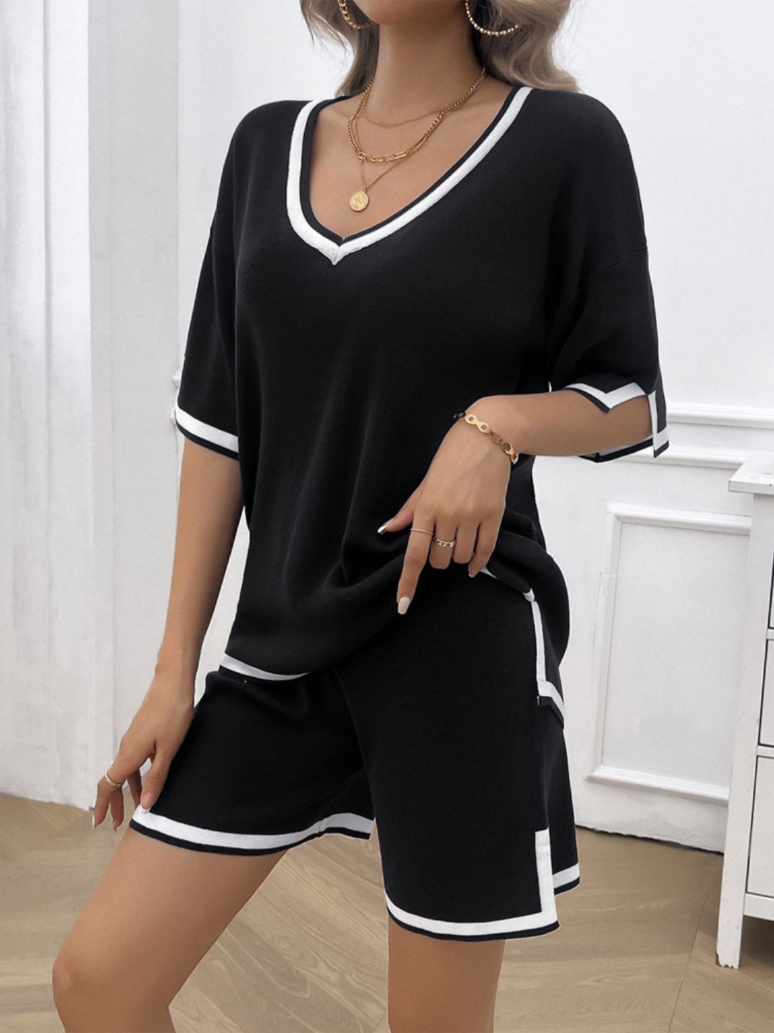 Ensemble haut et short à col en V et bordure contrastée