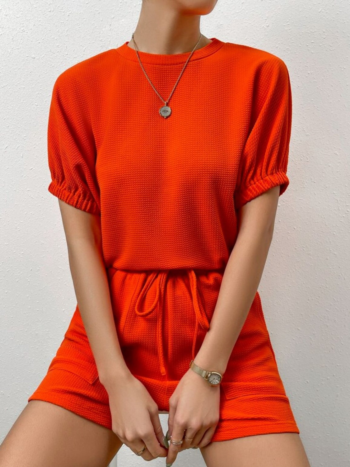Ensemble de détente composé d'un t-shirt col rond en tricot gaufré et d'un short à poches