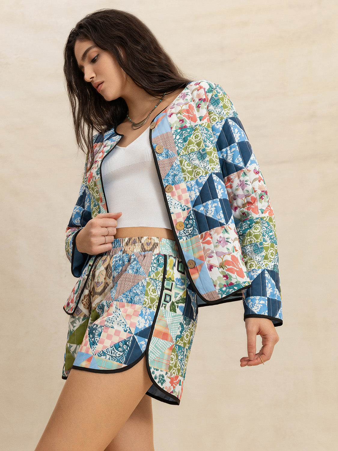 Ensemble short et survêtement à manches longues et boutons imprimés