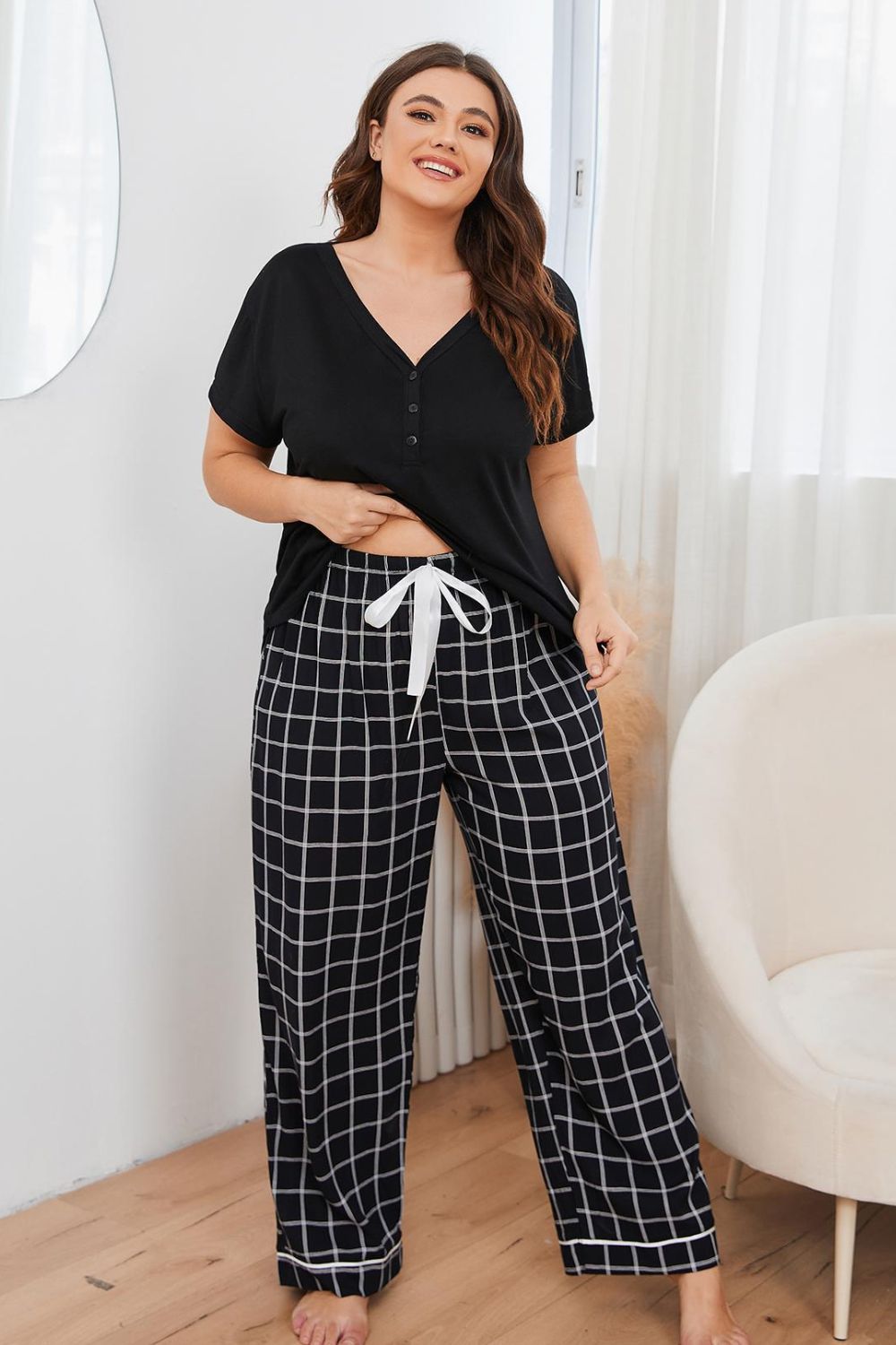 Ensemble de détente grande taille avec haut à col en V et pantalon à carreaux