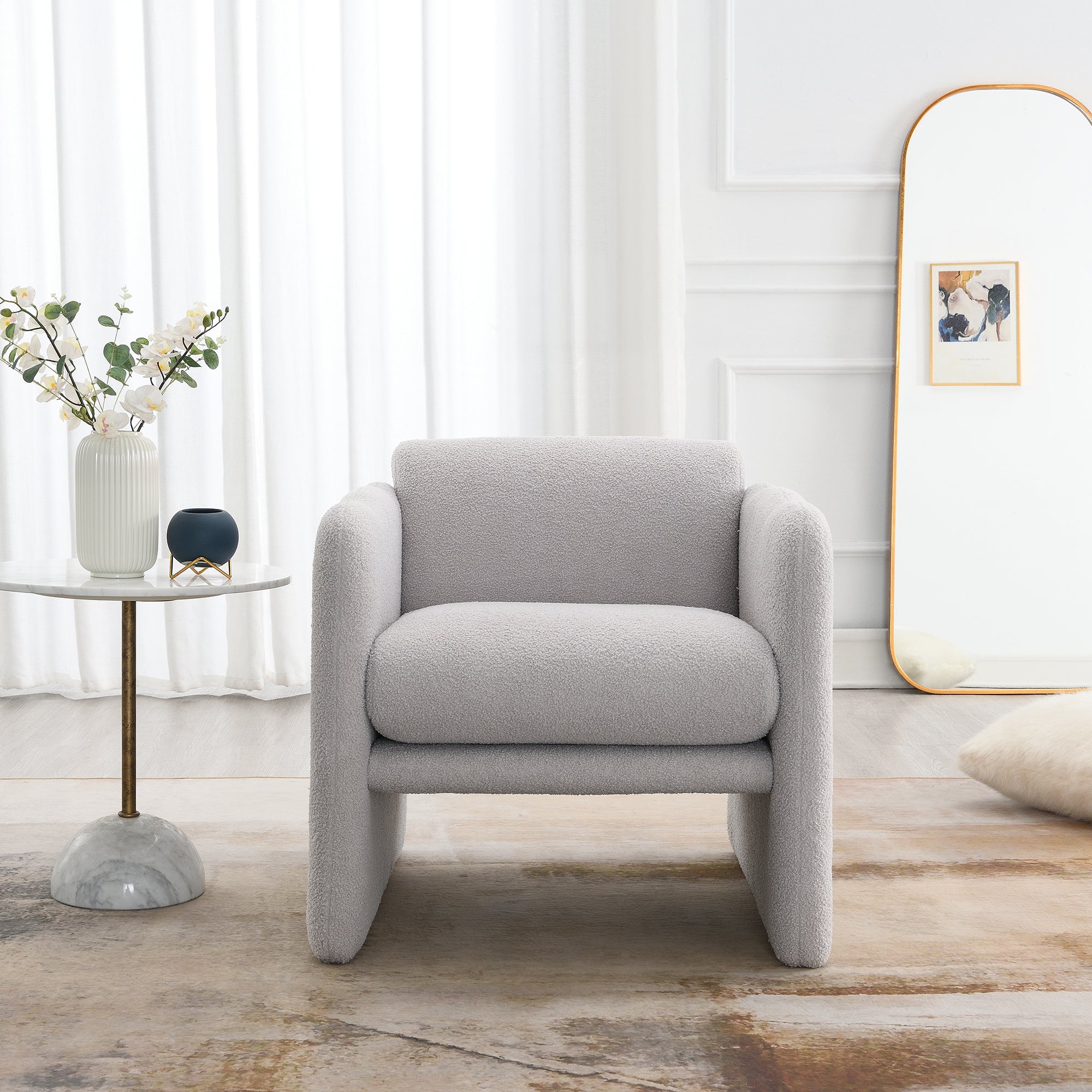 Fauteuil avec accoudoirs ondulés, décorations métalliques de part et d'autre des accoudoirs, en tissu Teddy, gris clair