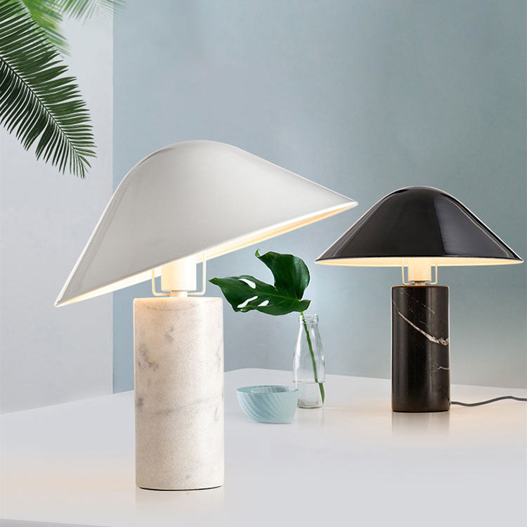 Lampe de table champignon en marbre, design nordique moderne et minimaliste, idéale pour un salon, une table de chevet, un bureau ou une créativité personnalisée.