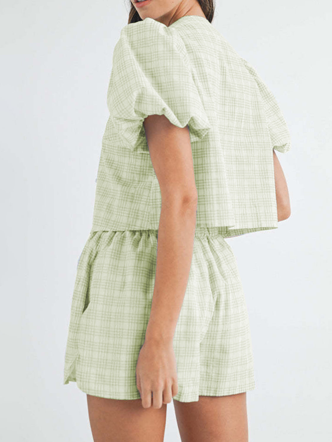 Ensemble haut à manches bouffantes et short à col en V