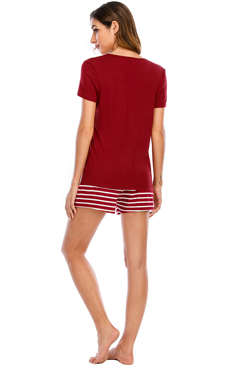 Ensemble de détente avec haut à col rond graphique et short rayé