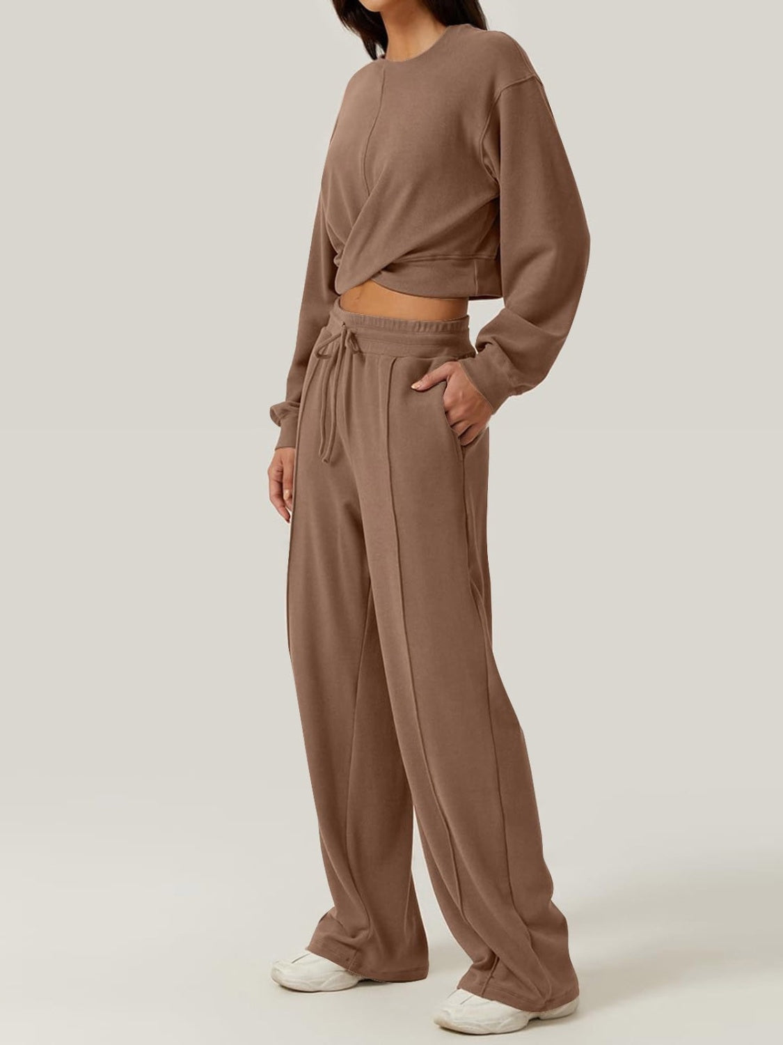 Ensemble haut à col rond croisé et pantalon à cordon de serrage