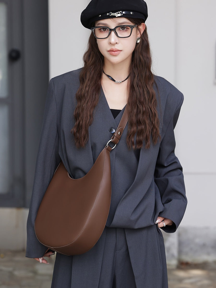 Sac à bandoulière simple en cuir véritable pour femme, sac de niche en forme de croissant, sac fourre-tout à bandoulière polyvalent et tendance