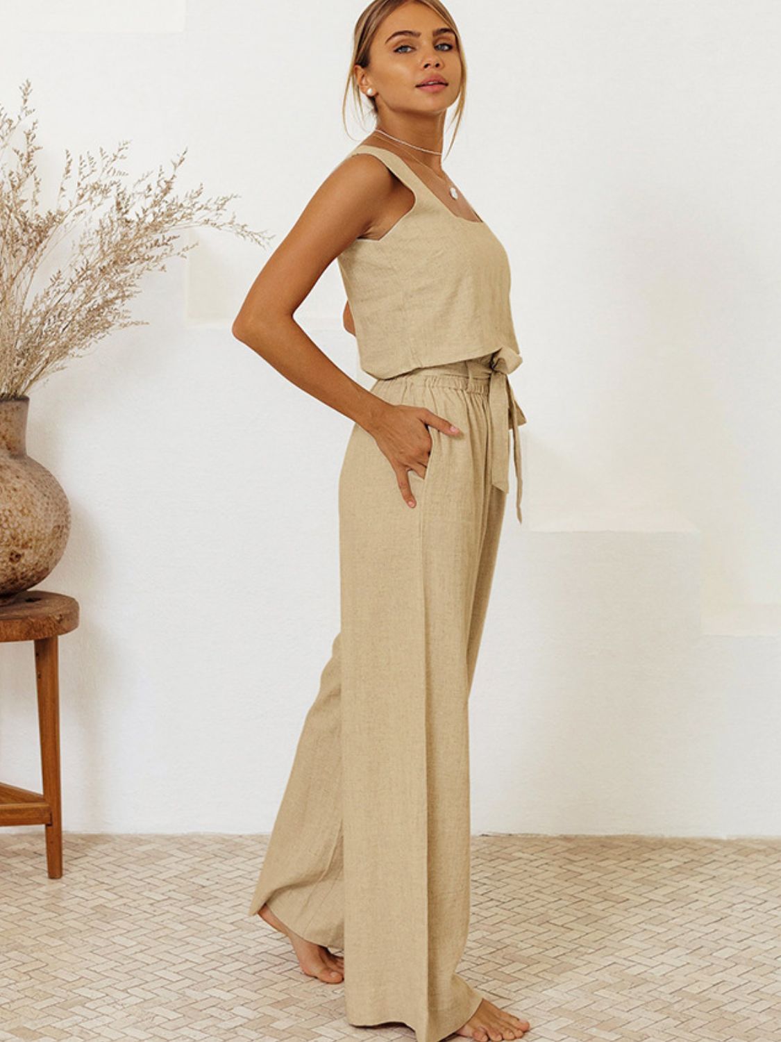 Ensemble haut sans manches et pantalon à col carré