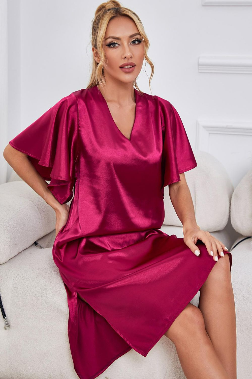 Robe de nuit en satin à manches flottantes et col en V avec fente latérale