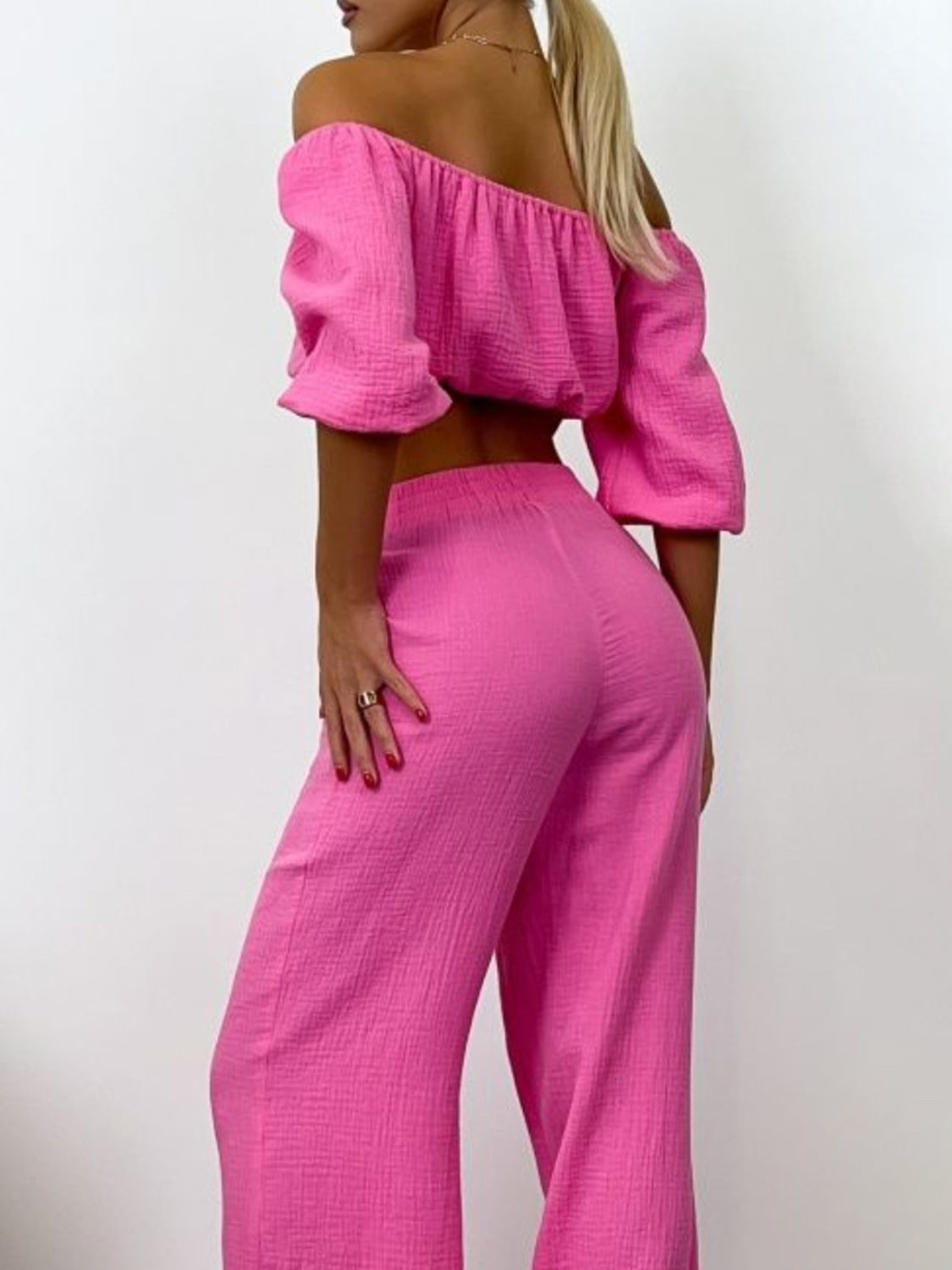 Ensemble haut à manches longues et pantalon à épaules dénudées