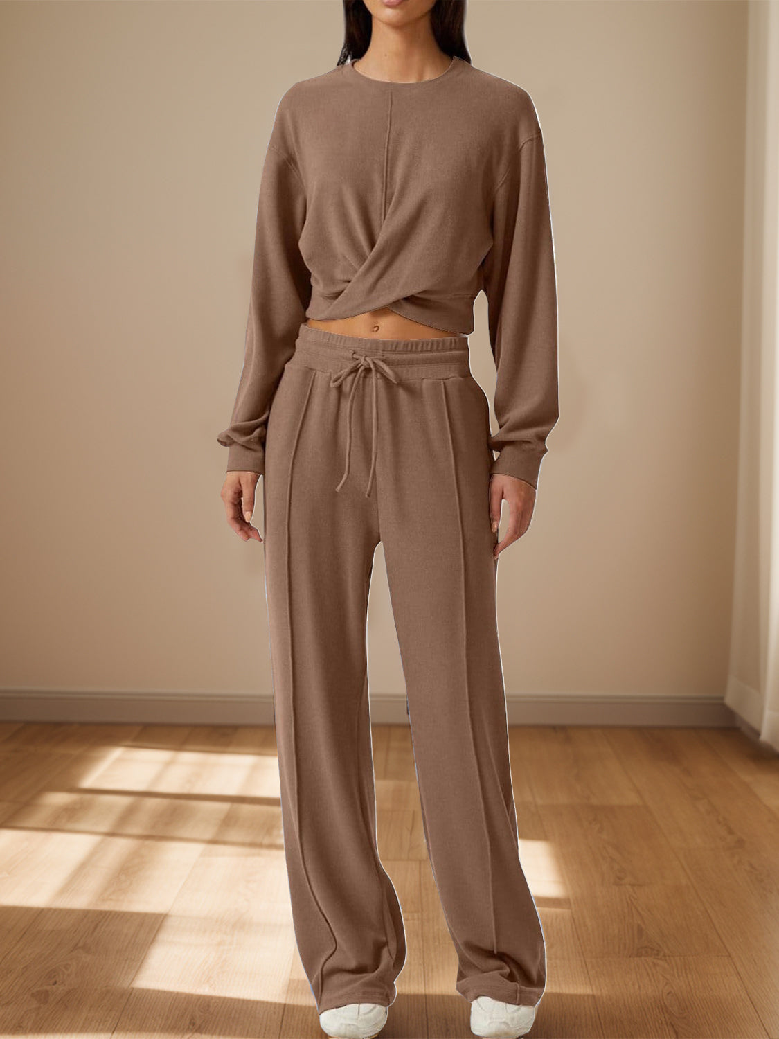 Ensemble haut à col rond croisé et pantalon à cordon de serrage