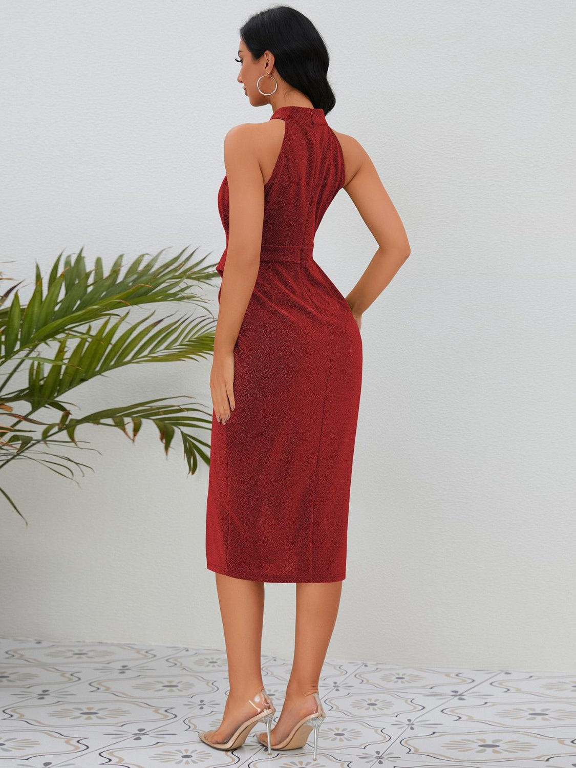 Robe sans manches à col montant et fente froncée