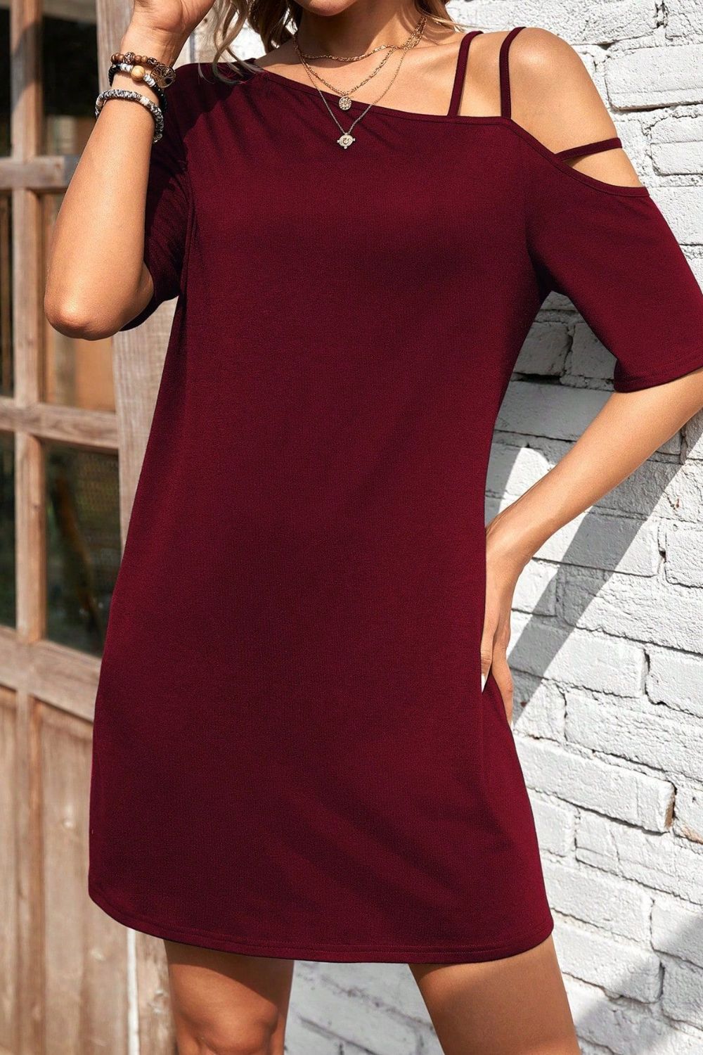 Mini-robe à col asymétrique et manches mi-longues