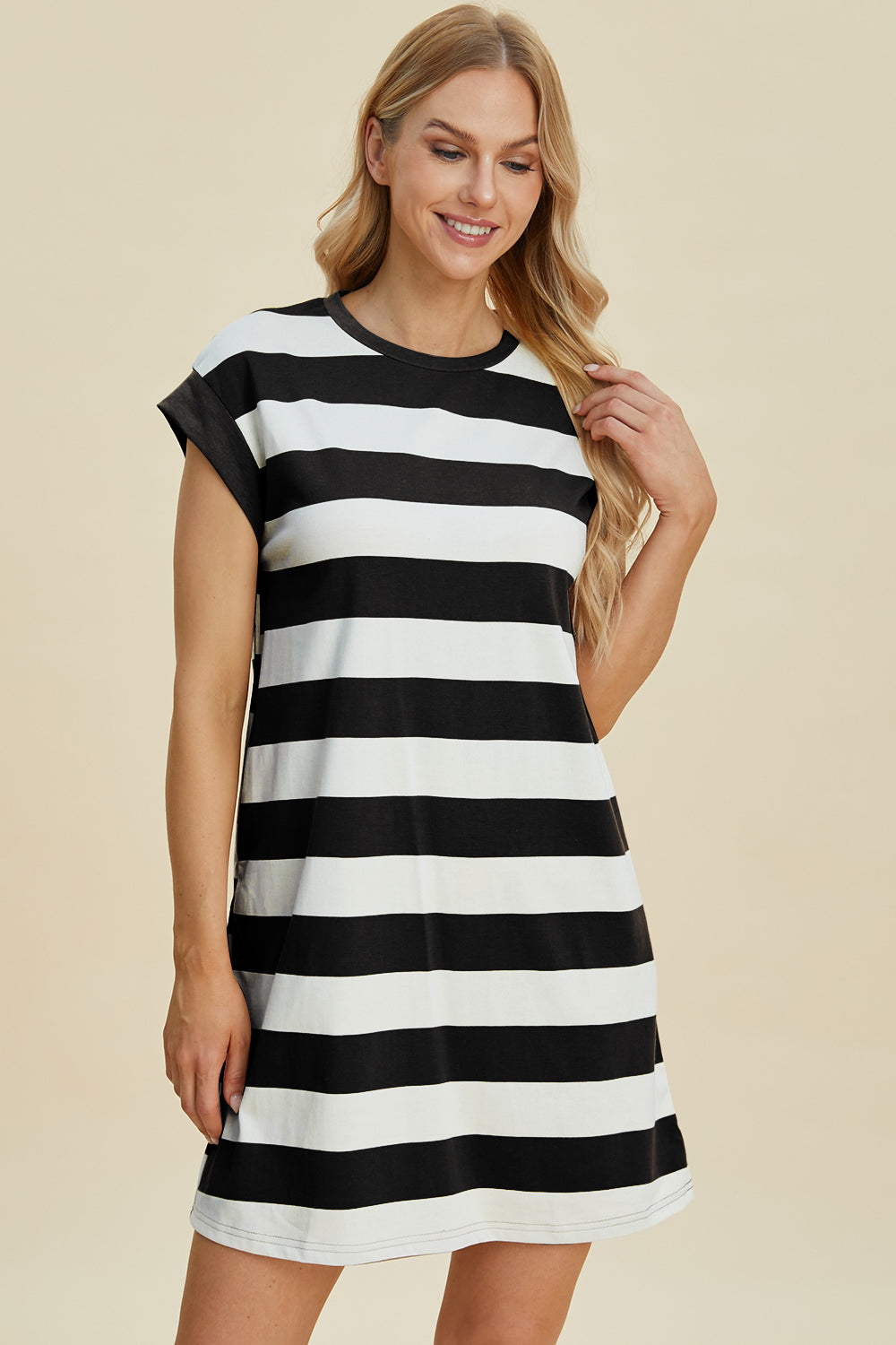 Mini-robe rayée à col rond et manches courtes Basic Bae