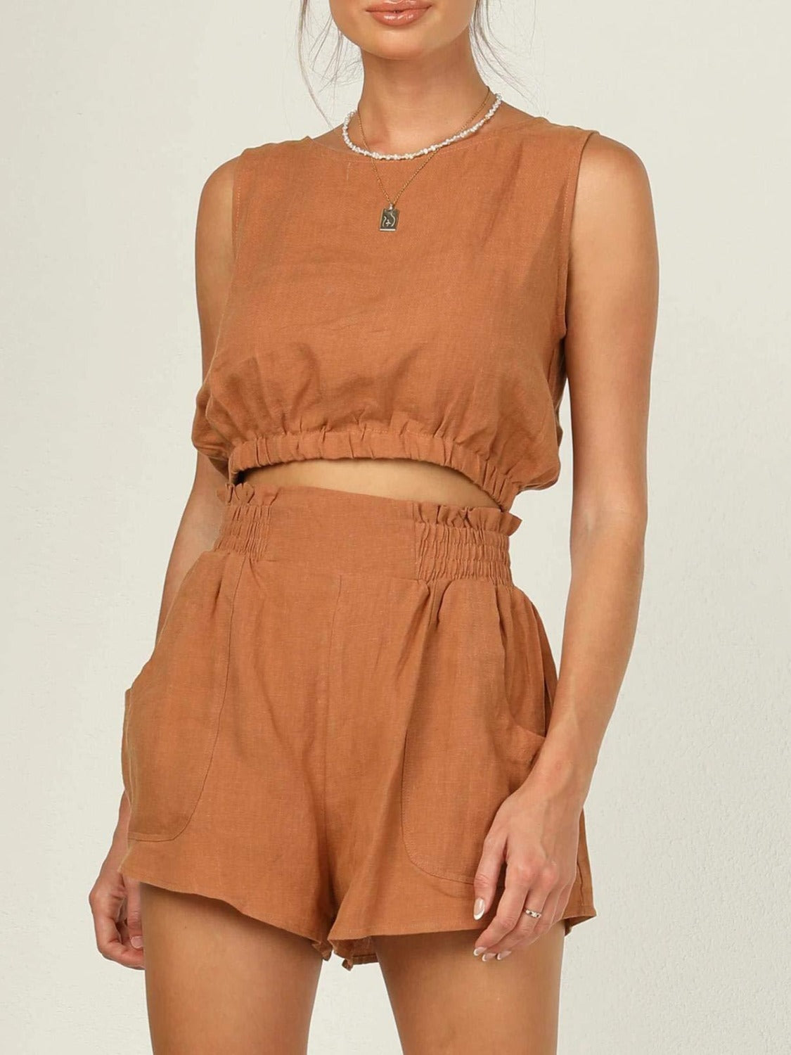 Ensemble haut sans manches et short à col rond