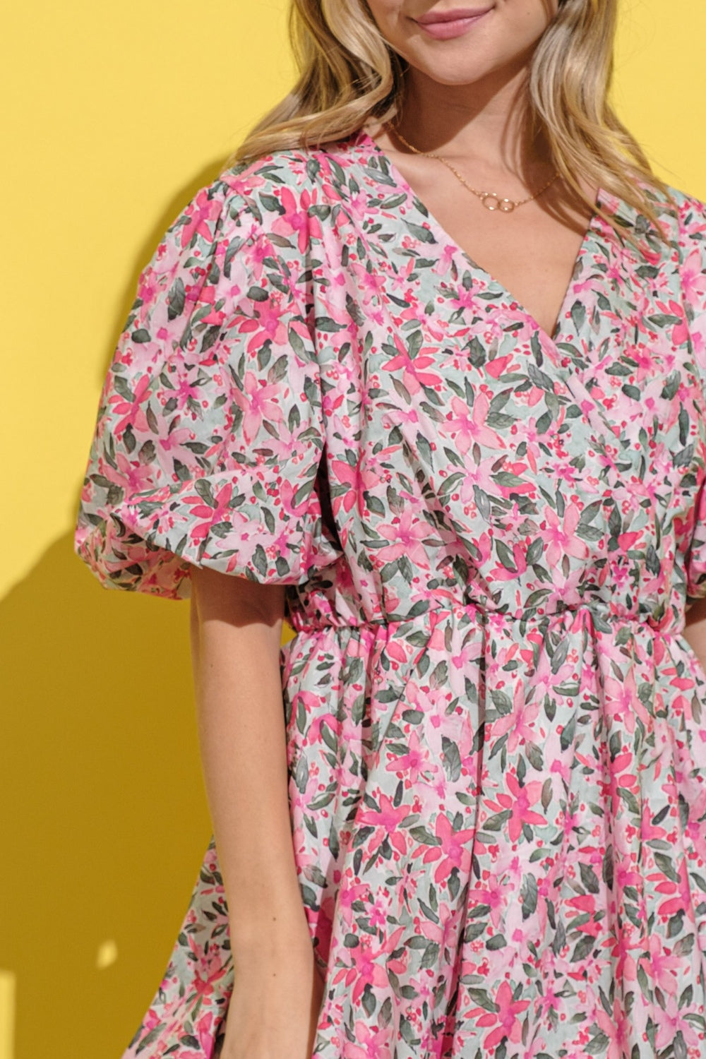 Et le pourquoi - Robe à manches bouffantes et à surplis fleuris grande taille