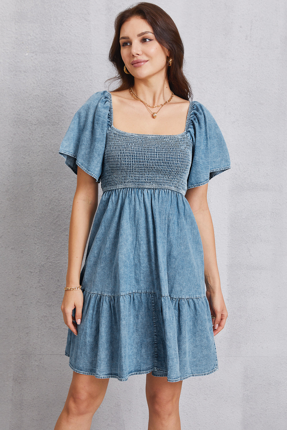 Robe mini en jean à col carré et smocks