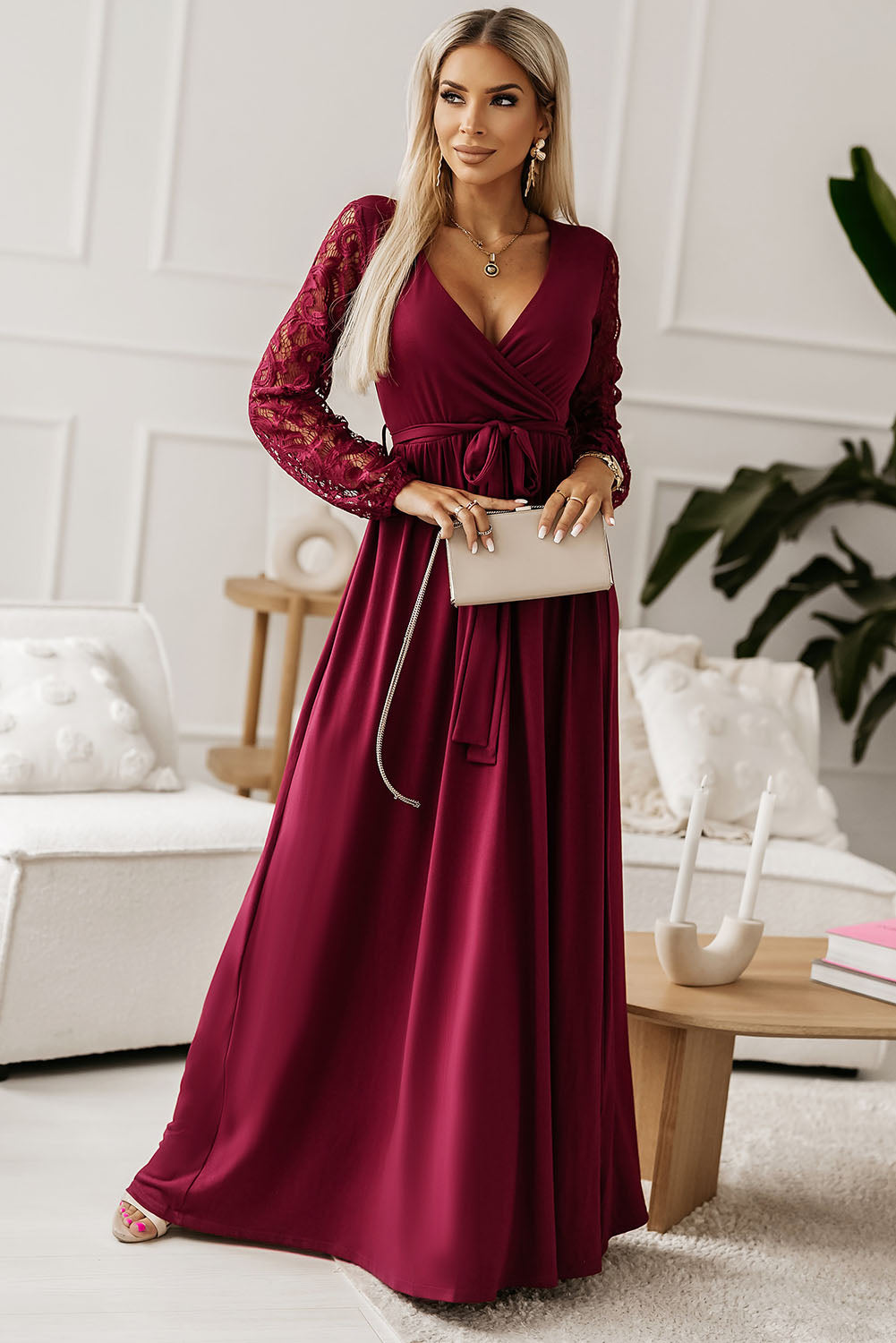 Robe longue à volants et détails en dentelle, nouée à la taille