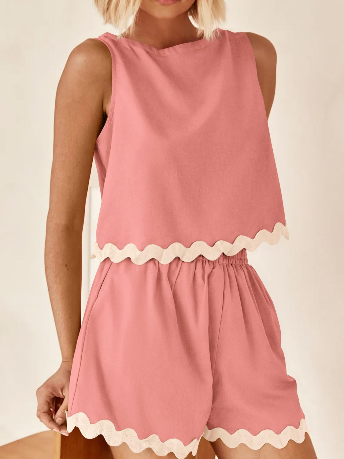 Ensemble haut et short à col rond et bordure contrastée
