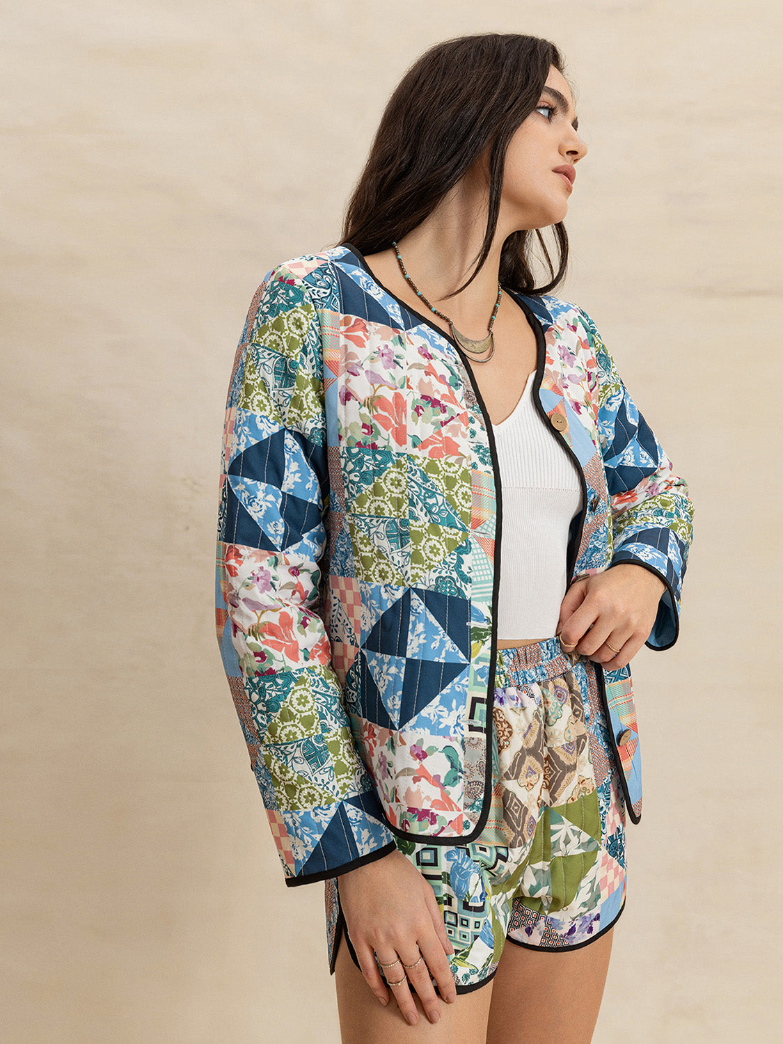 Ensemble short et survêtement à manches longues et boutons imprimés