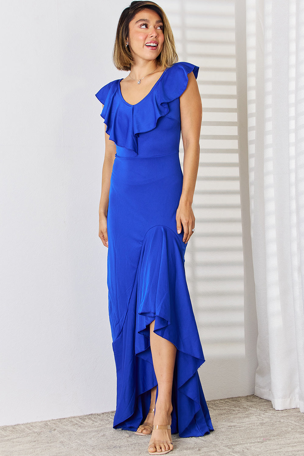 Robe à volants et col en V