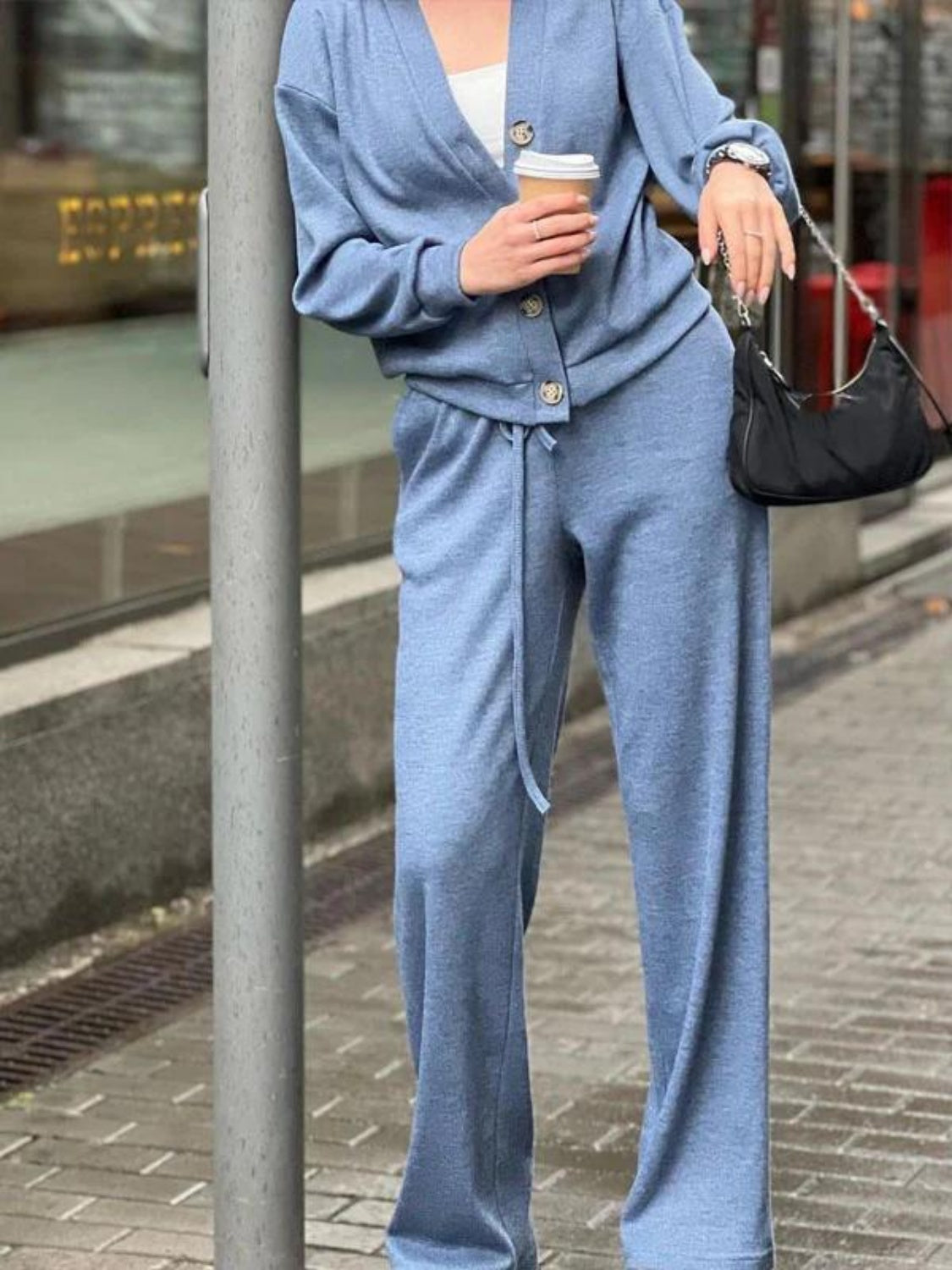 Ensemble haut à manches longues et pantalon boutonnés pleine grandeur