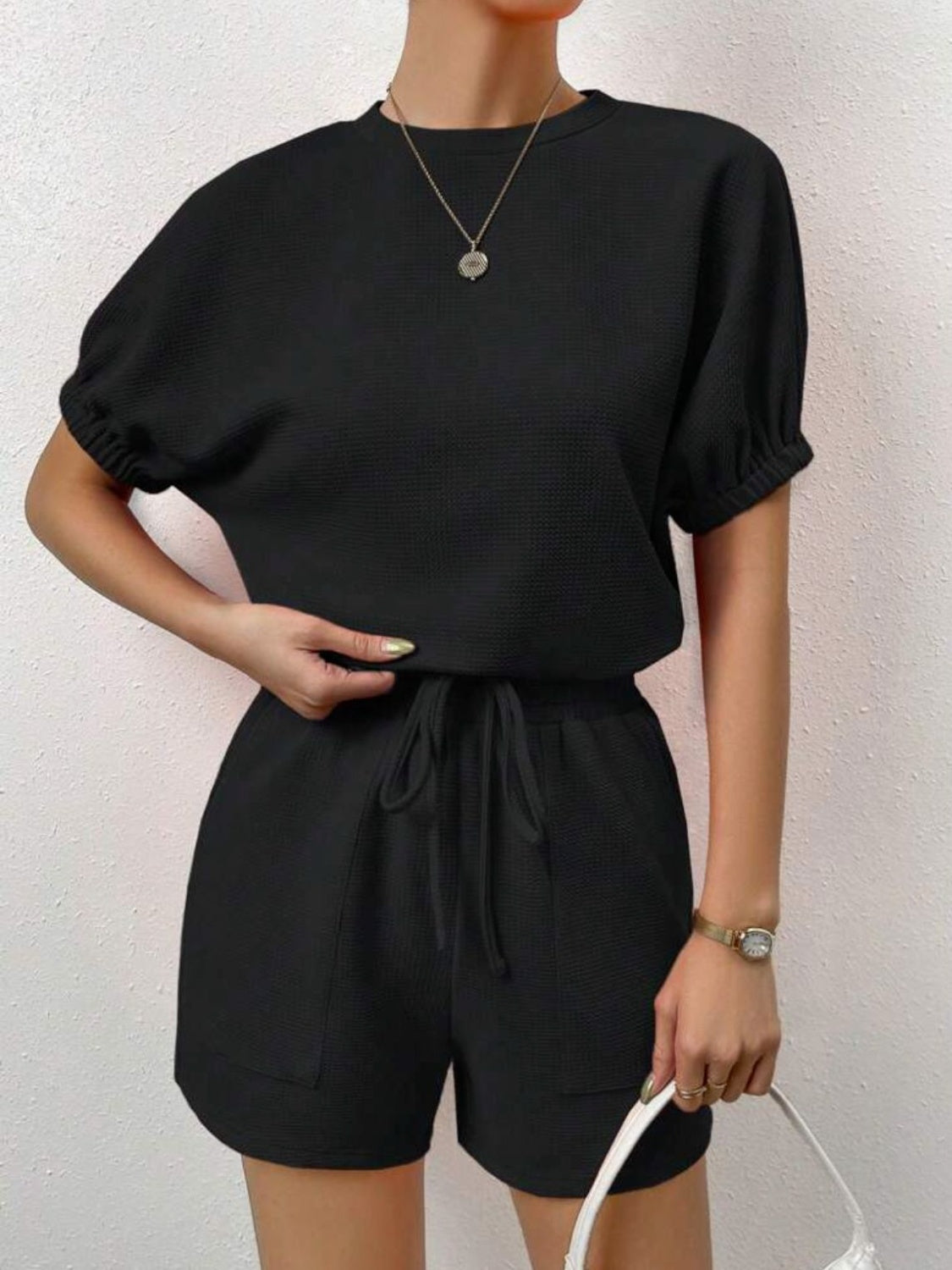 Ensemble de détente composé d'un t-shirt col rond en tricot gaufré et d'un short à poches