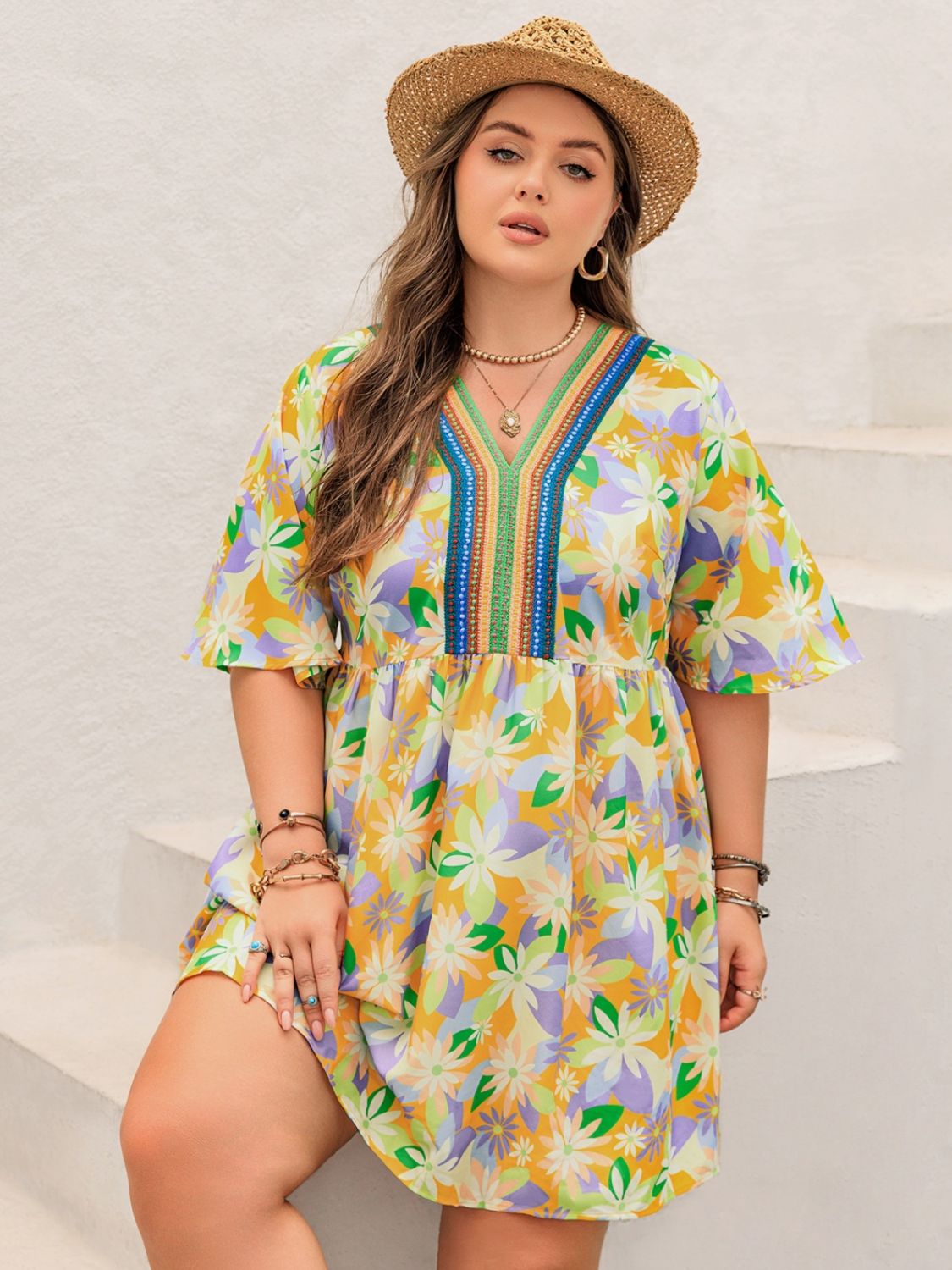 Robe courte imprimée grande taille à col en V et manches mi-longues