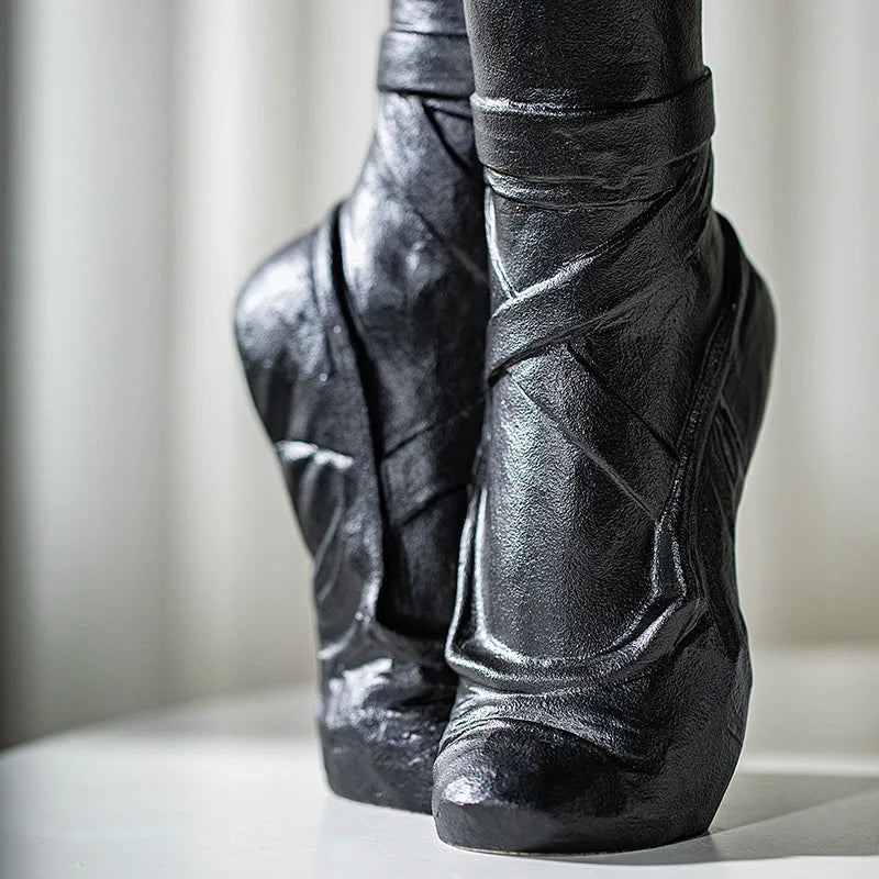 Vase en céramique, chaussures de ballet, danseuse, portrait réaliste, sculpture, vase à fleurs, arrangement floral, artisanat, décoration de la maison, accessoires