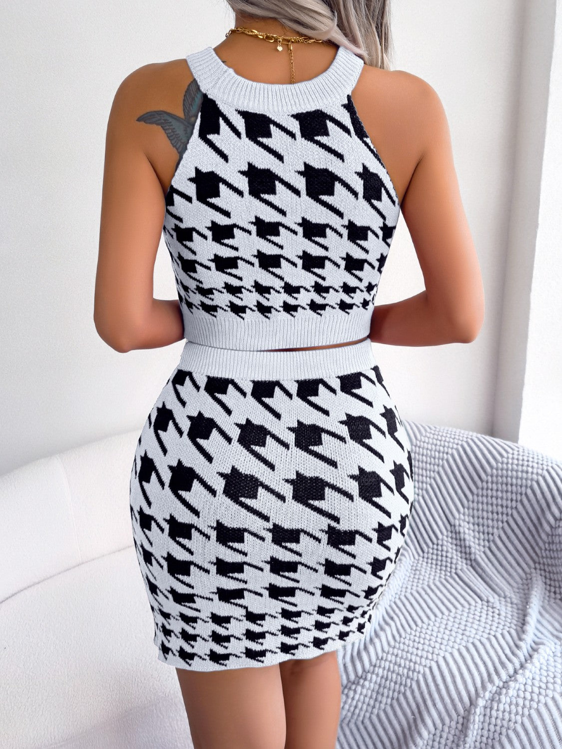 Ensemble haut sans manches et jupe pull pied-de-poule