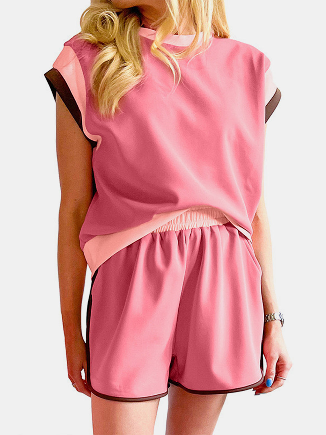 Ensemble haut et short à col rond contrasté