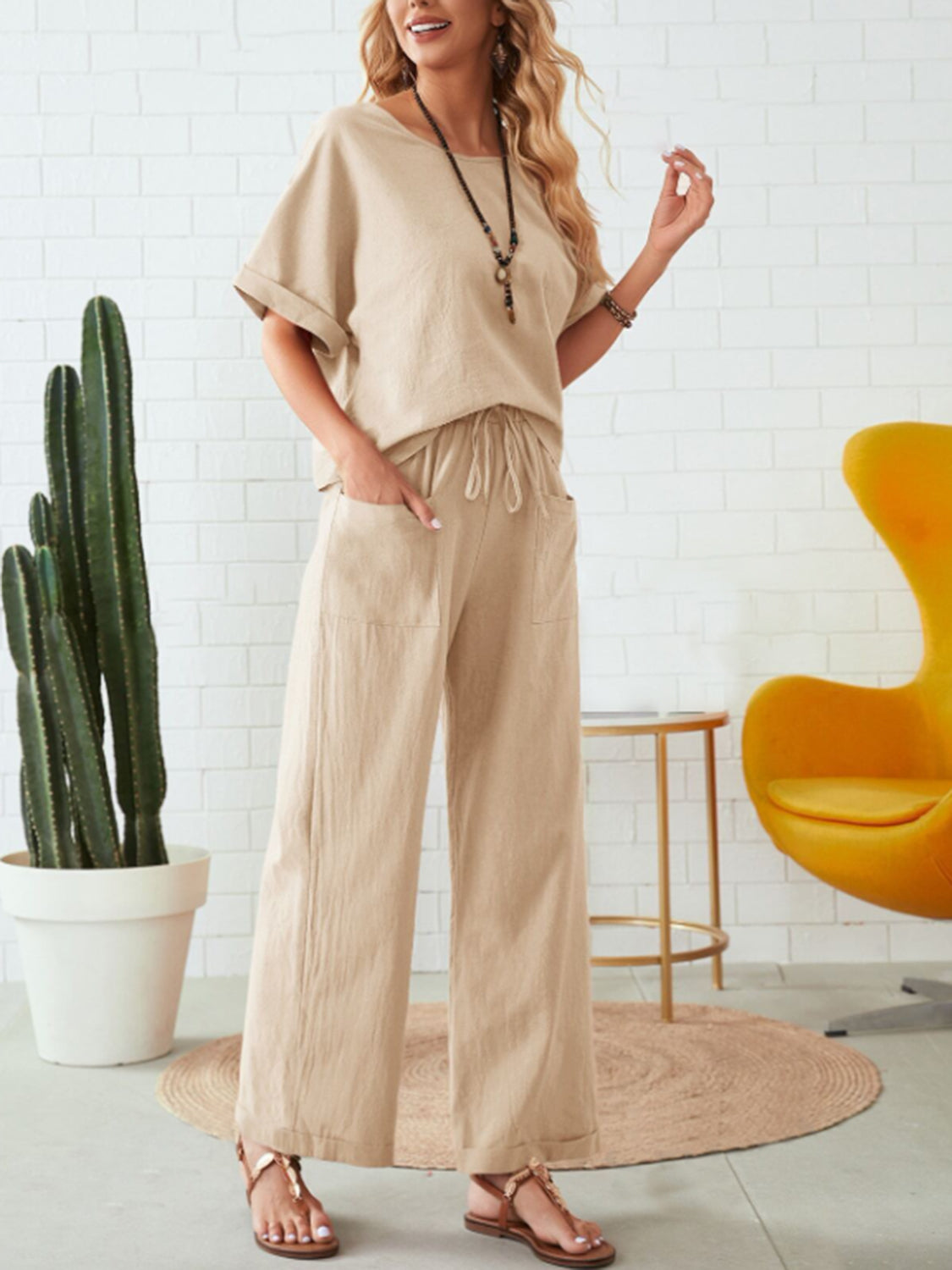 Ensemble haut à manches courtes et col rond et pantalon à poches