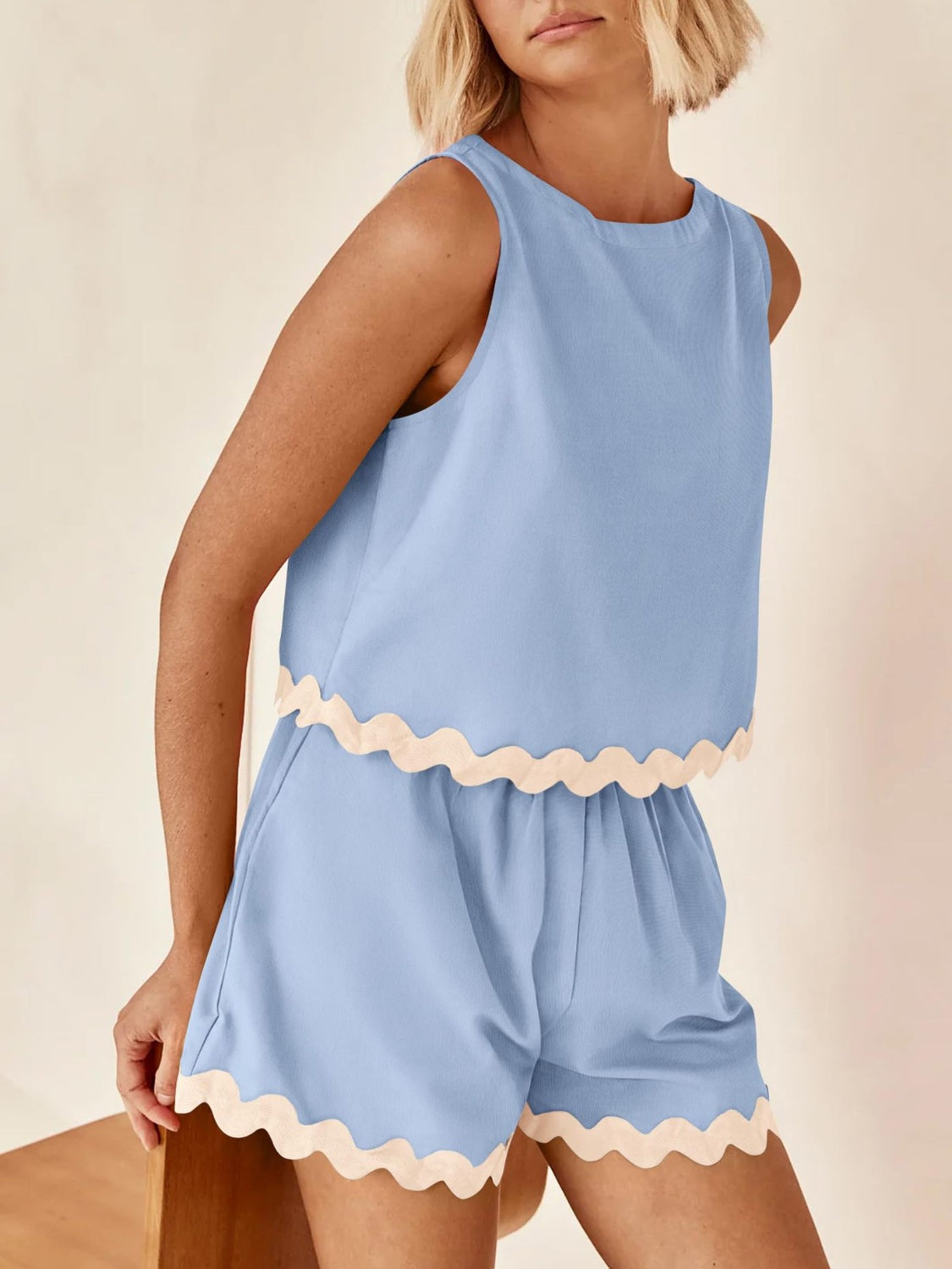 Ensemble haut et short à col rond et bordure contrastée