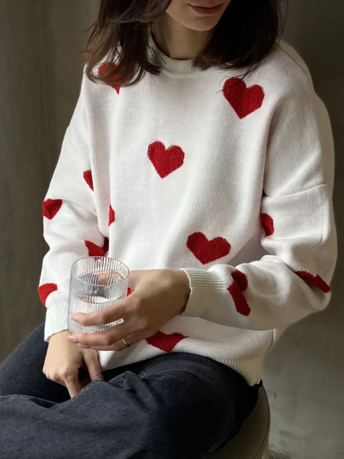Pull col rond à épaules tombantes et motif cœur