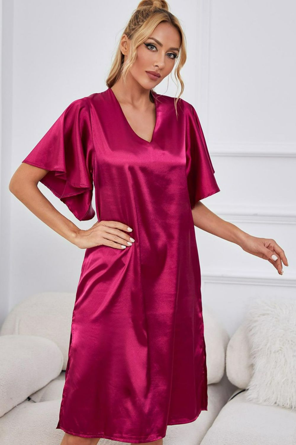 Robe de nuit en satin à manches flottantes et col en V avec fente latérale