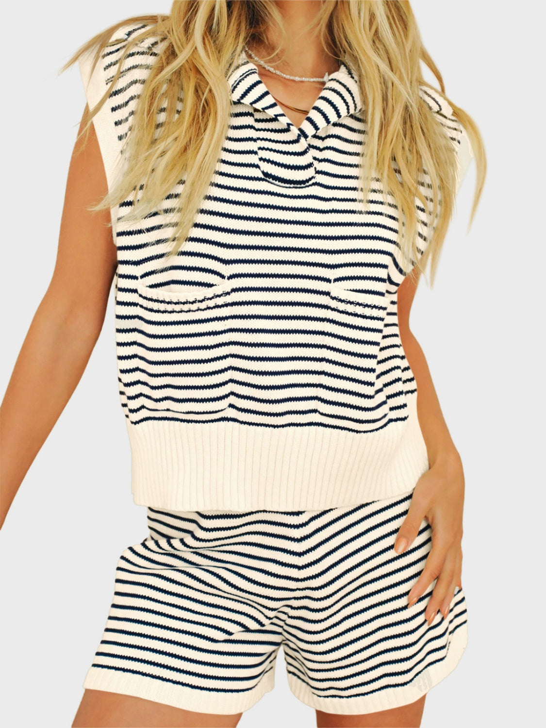 Ensemble haut à manches courtes et short rayés