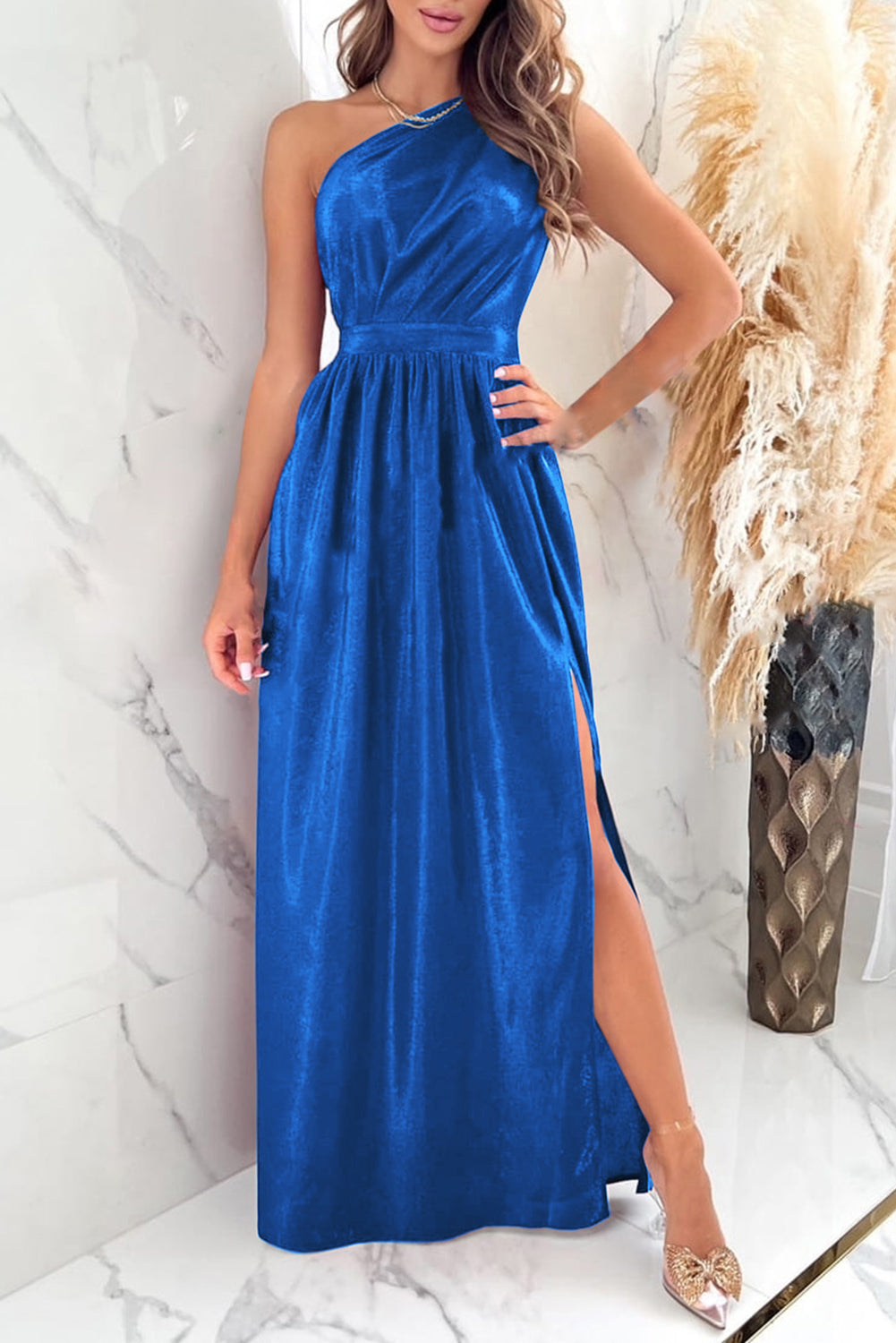 Robe longue froncée fendue à une épaule