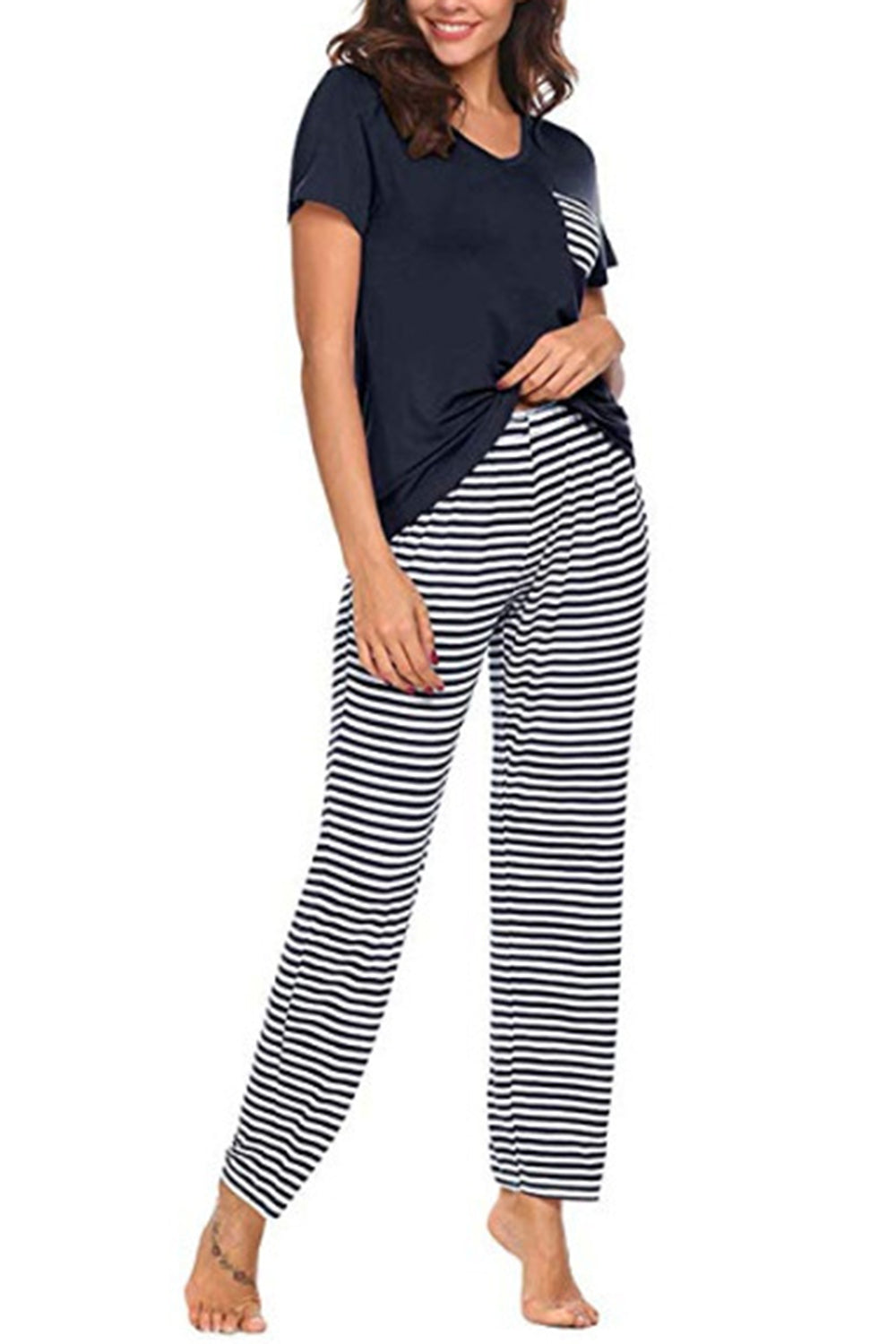 Ensemble de détente composé d'un haut à manches courtes et d'un pantalon rayé
