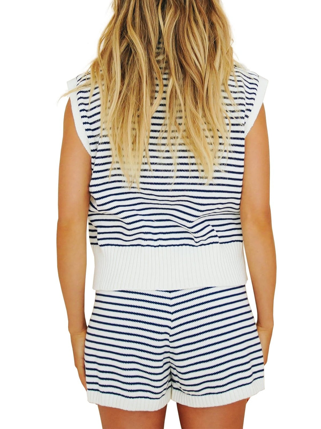 Ensemble haut à manches courtes et short rayés